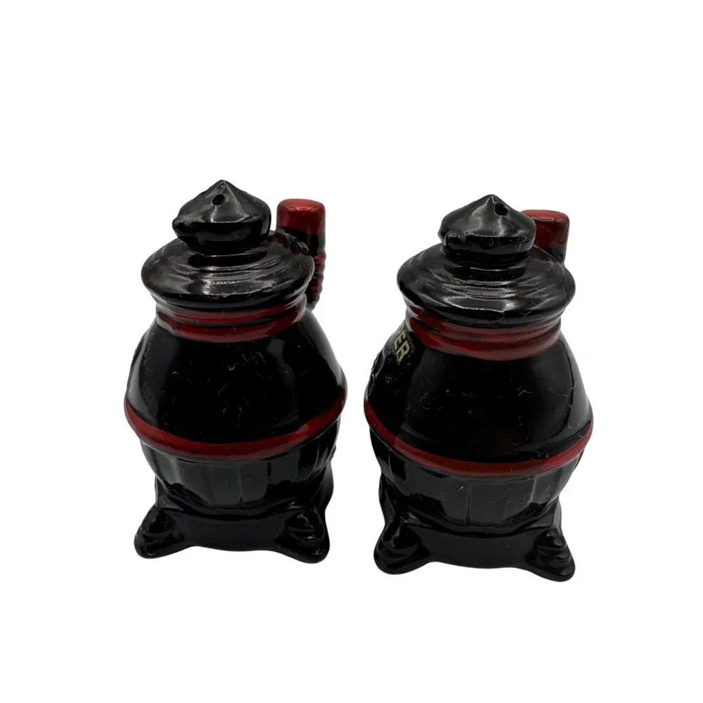 Vintage Cast Iron Stove Salt & Pepper Shakers Black & Red Ceramic Rustic Kitchen - Picture 3 of 5